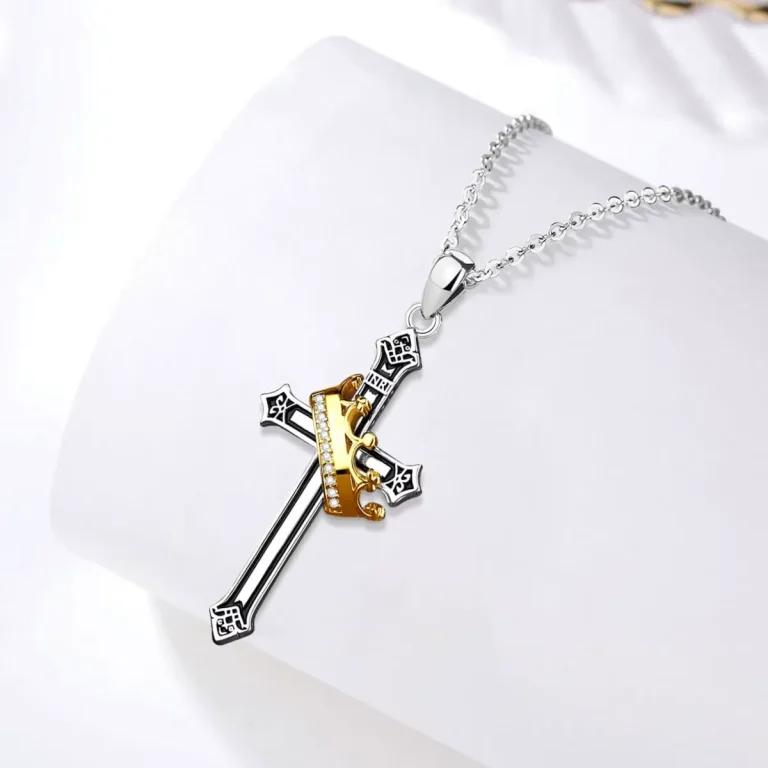 Kreuz mit Krone Anhänger: Teilvergoldete Jesus Halskette aus 925 Silber mit Zirkonia-Kristallen, filigranes Design, religiöser Schmuck.