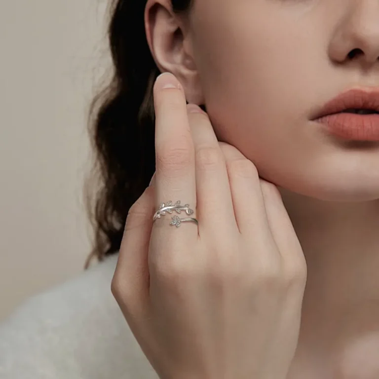 Offener Blatt-Ring mit Zirkonia, Fiederblatt Wrap-Design aus 925 Silber. Damenring mit filigranem Blätter-Motiv und funkelnden Kristallen.
