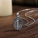 Justitia Anhänger: Antike Göttin der Gerechtigkeit mit Schwert und Waage. 925 Silber Amulett-Halskette, detailreich gearbeitet.